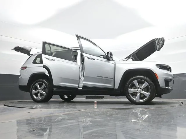 Used 2021 Silver Jeep Limited image 31