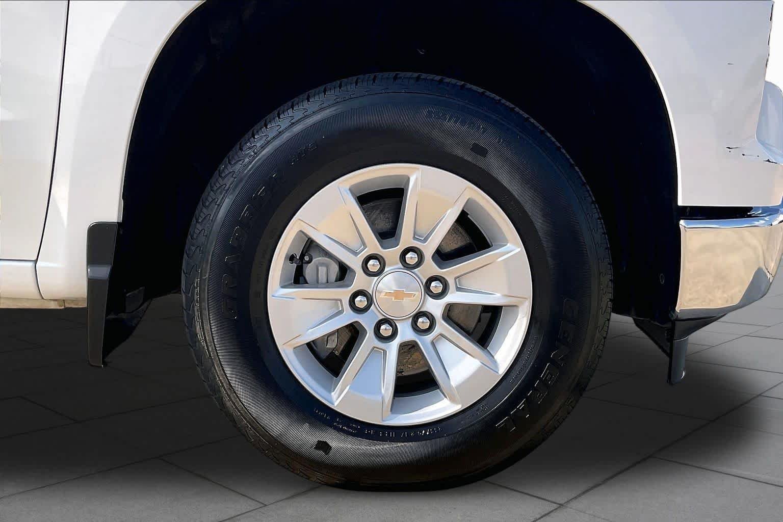 Used 2025 Summit White Chevrolet LT image 11