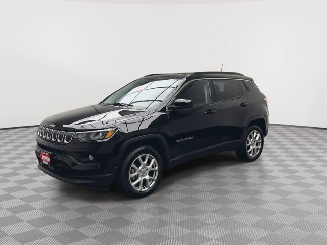 Used 2022 Diamond Black Crystal Pearlcoat Jeep Latitude Lux image 33