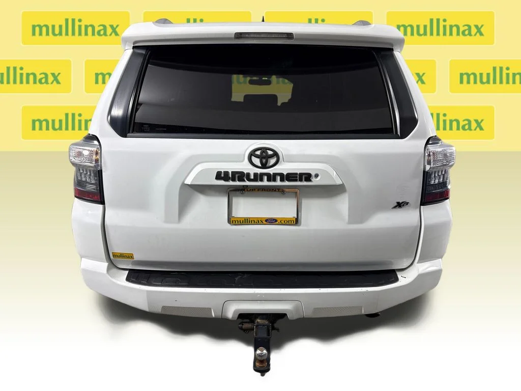 Used 2015 White Toyota SR5 image 9