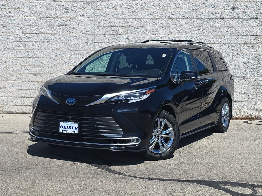 2022 Toyota Sienna Platinum 7-Passenger Hybrid AWD's photo