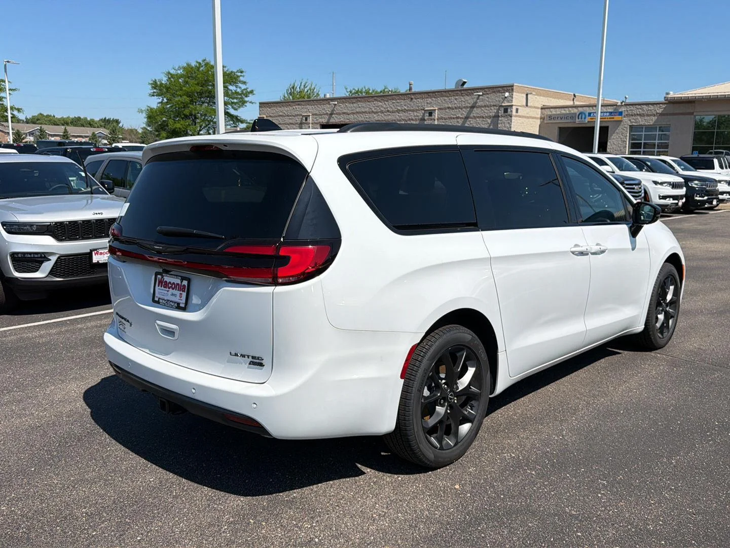 2026 Chrysler Pacifica Limited - Photo 7