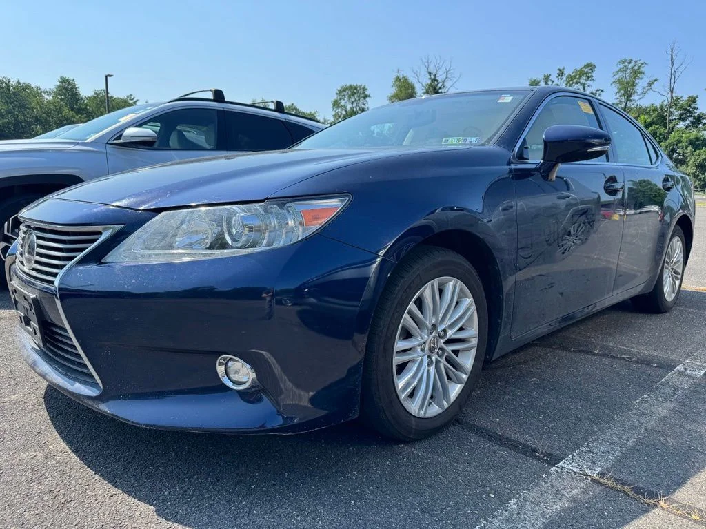 Used 2014  Lexus 350 image 2