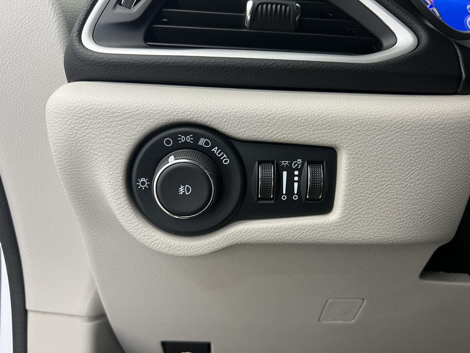 2024 Chrysler Pacifica Touring L - Photo 14