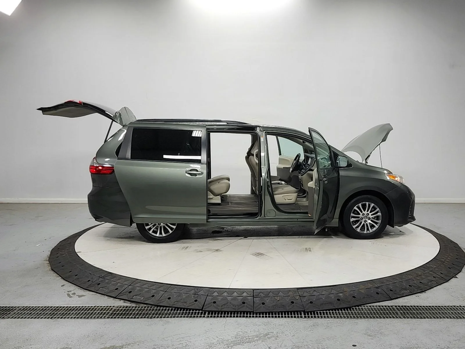 Used 2020 Green Toyota XLE Premium image 17