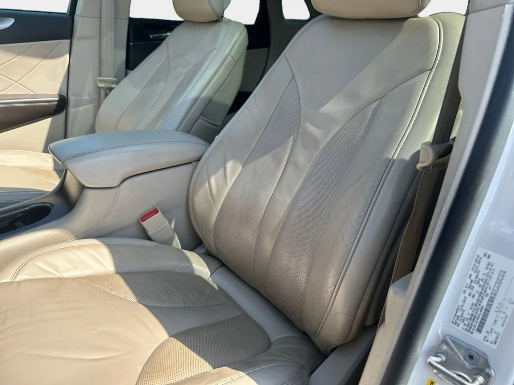 Used 2017 White Lincoln Select image 27