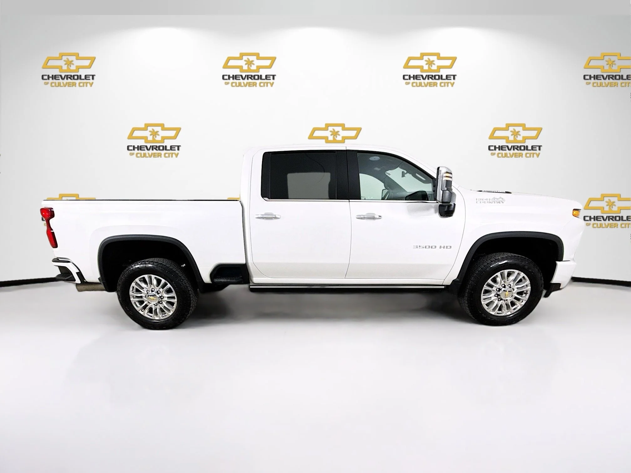 Used 2023 Iridescent Pearl Tricoat Chevrolet High Country image 9