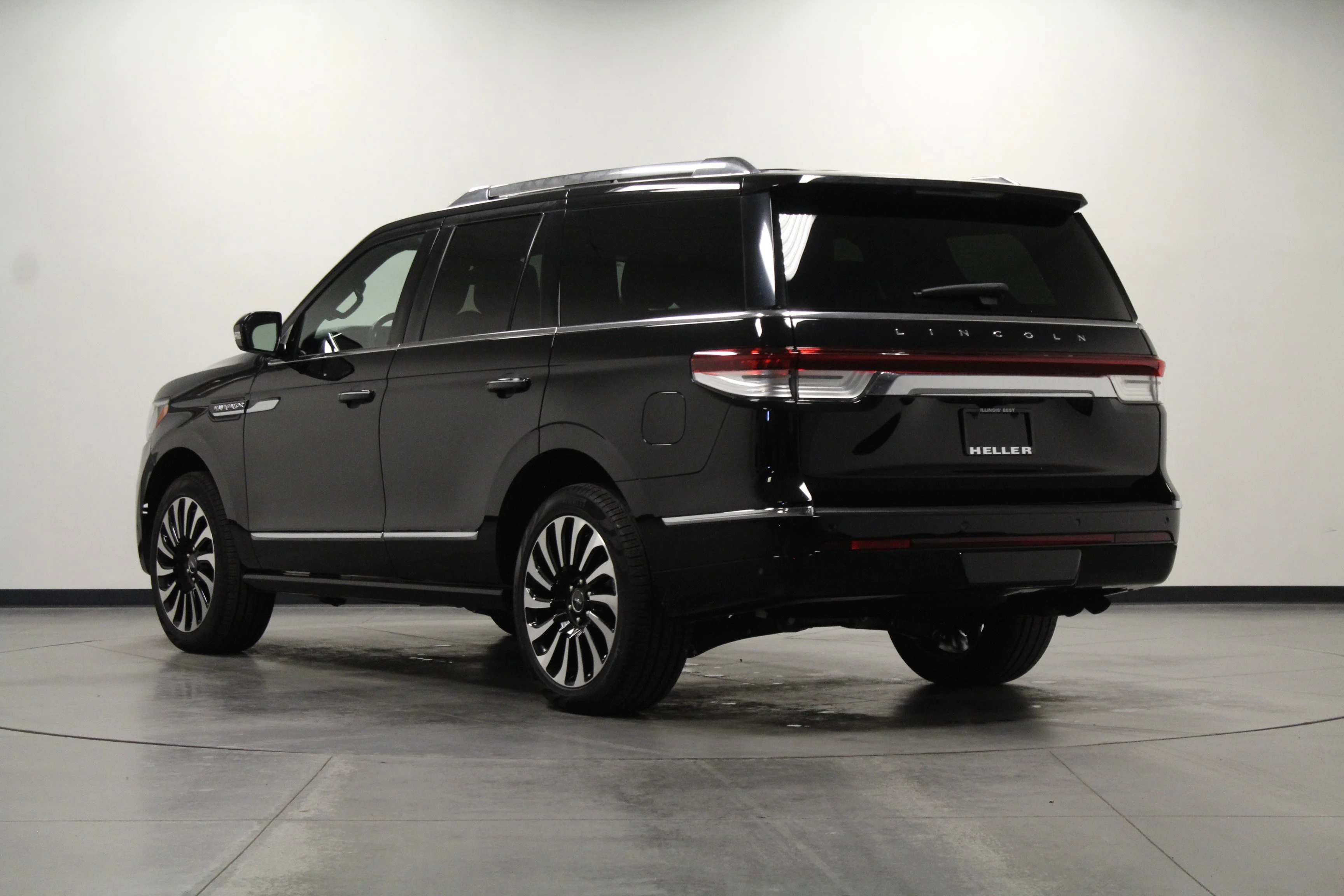 Used 2024 Infinite Black Metallic Clearcoat Lincoln Reserve image 6