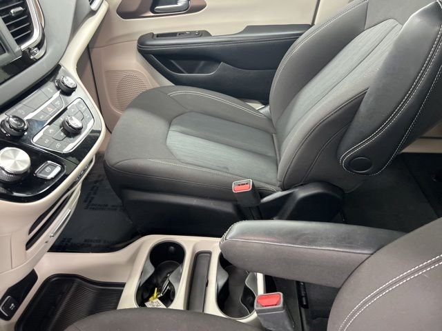 Used 2023 Black Chrysler LX image 17