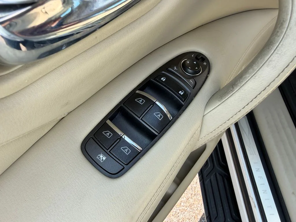 Used 2018 White INFINITI Base image 26