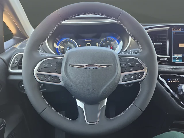 New 2026 Bright White Clear-Coat Exterior Paint Chrysler Select image 15