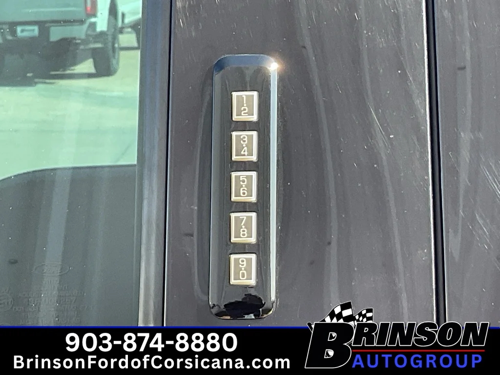 Used 2020  Ford King Ranch image 24