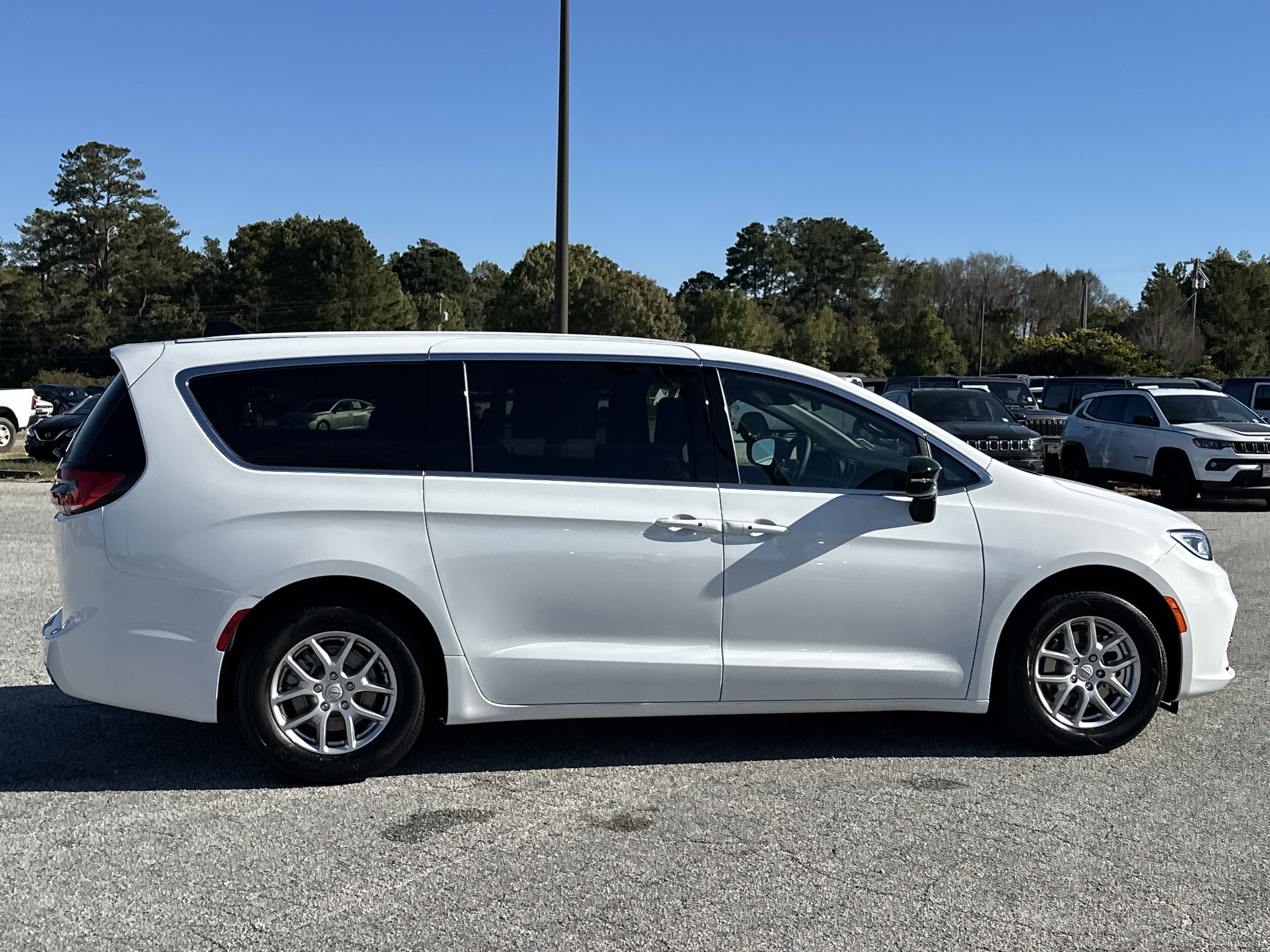 New 2026 Bright White Clear-Coat Exterior Paint Chrysler Select image 9