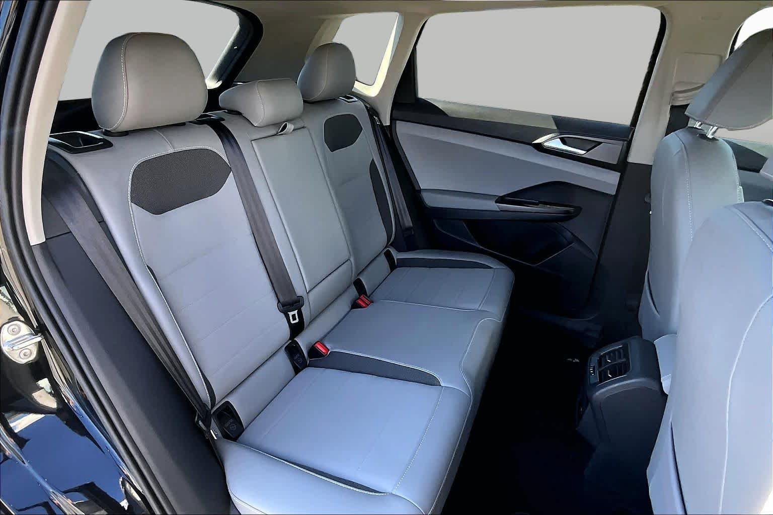 Used 2023 Deep Black Pearl Volkswagen SE image 19