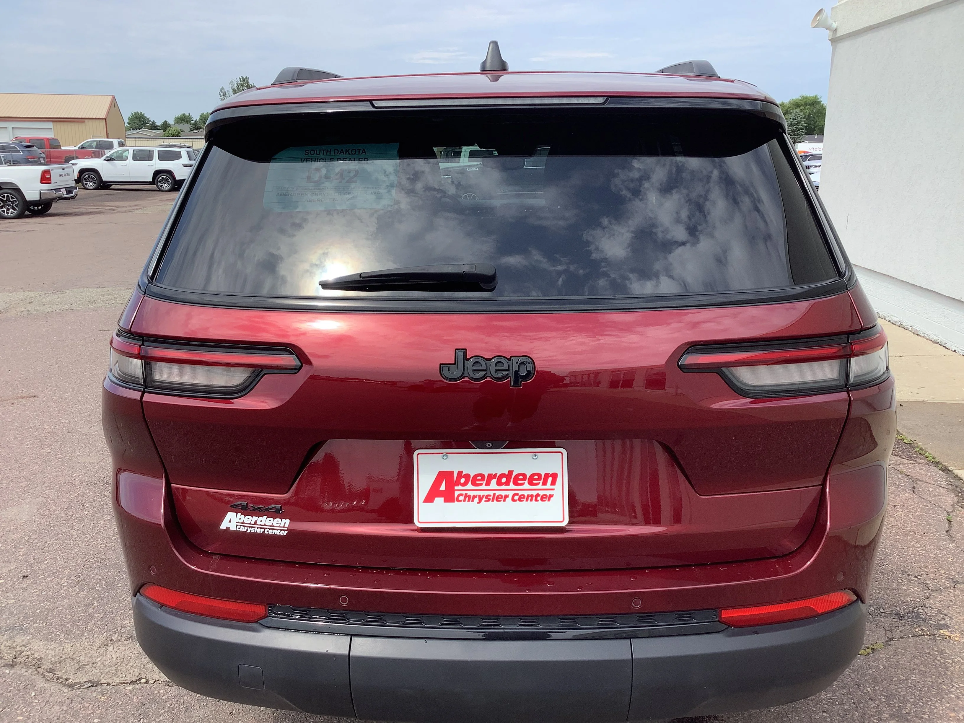 Used 2023 Red Jeep Altitude image 5