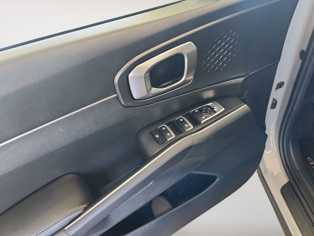 Used 2023  Kia LX image 10