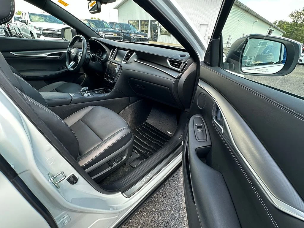Used 2023 White INFINITI LUXE image 25