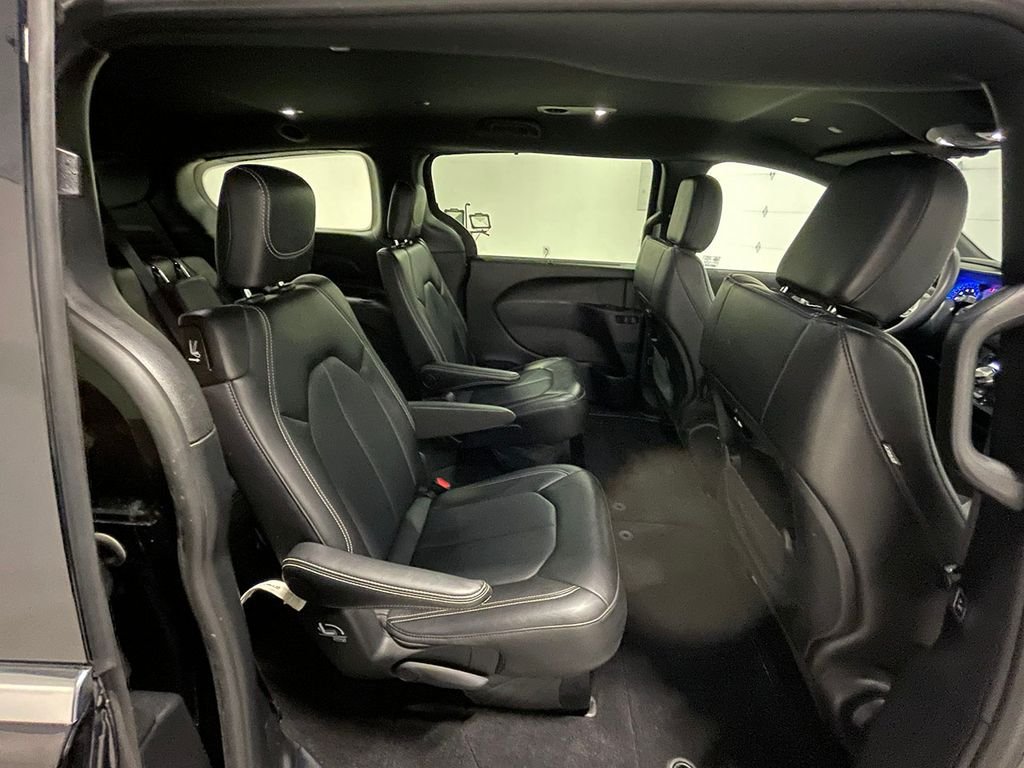 Used 2025 Black Chrysler Select image 26