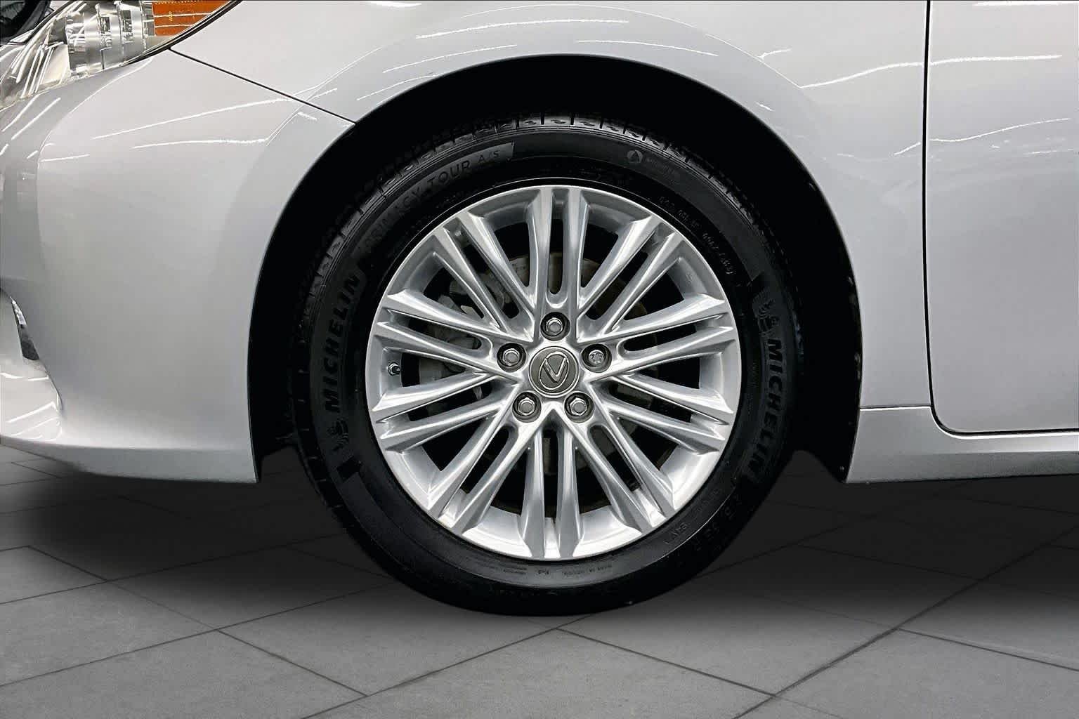Used 2014 Silver Lining Metallic Lexus  image 10