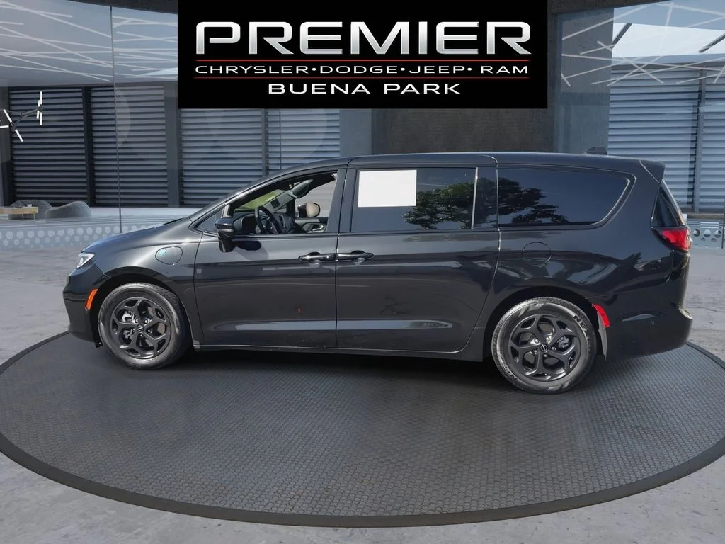Used 2022 Black Chrysler Limited image 5