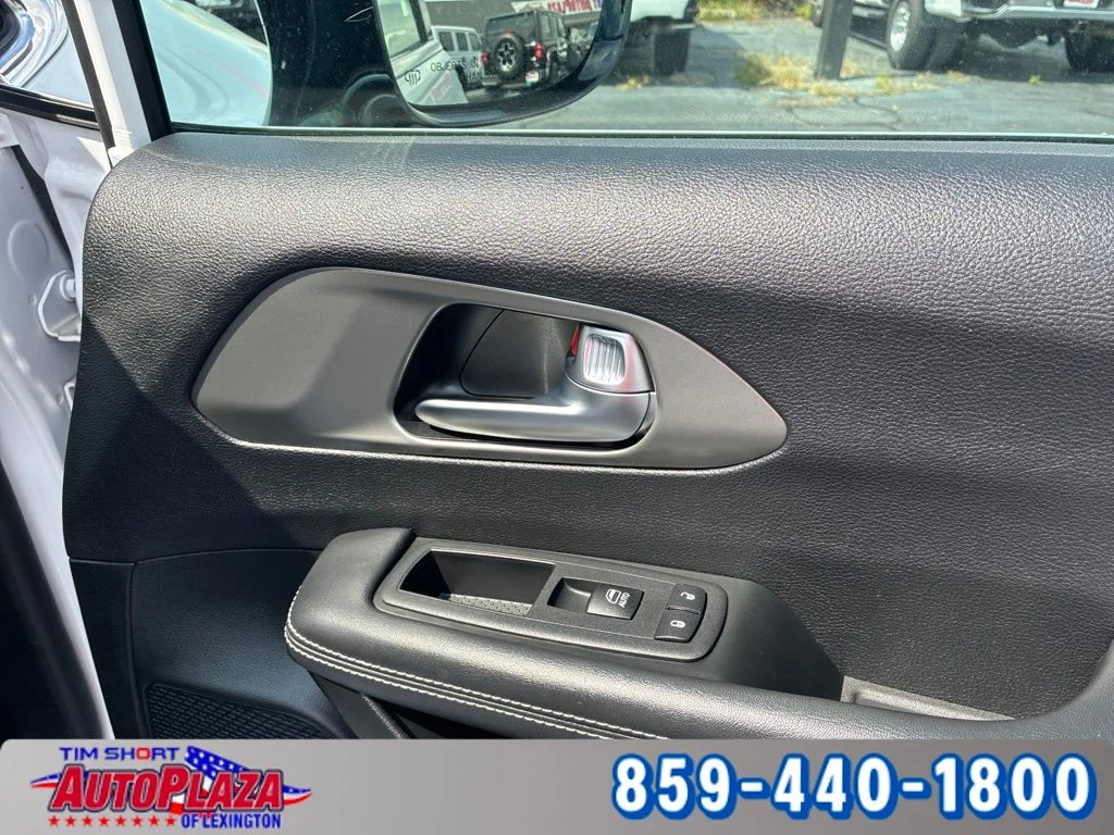 Used 2025 White Chrysler Select image 23