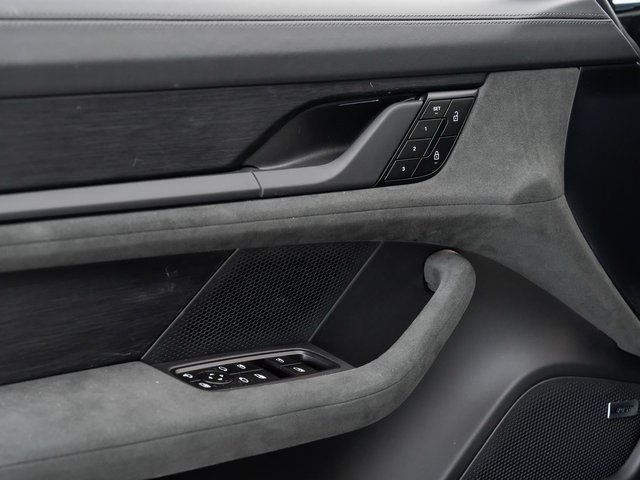 2025 Porsche Taycan GTS - Photo 8