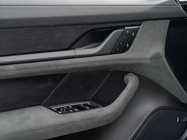 2025 Porsche Taycan GTS - Photo 8