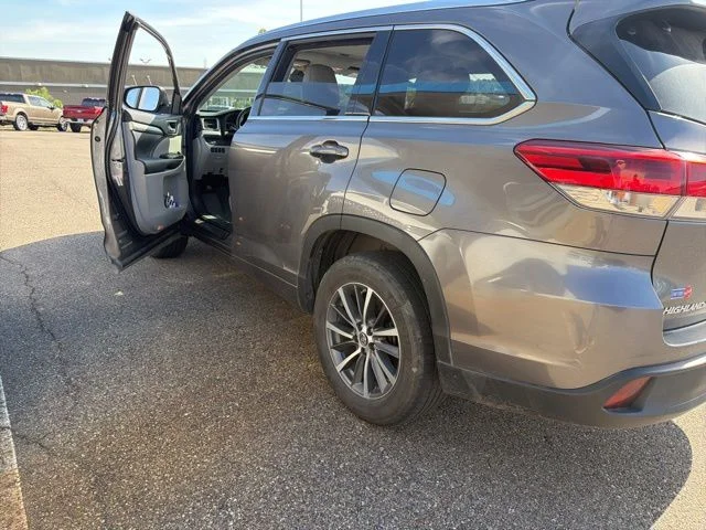 Used 2018 White Toyota XLE image 8