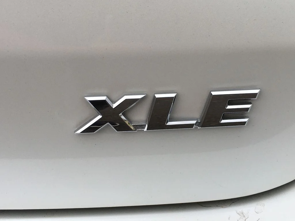 Used 2019 White Toyota XLE image 7