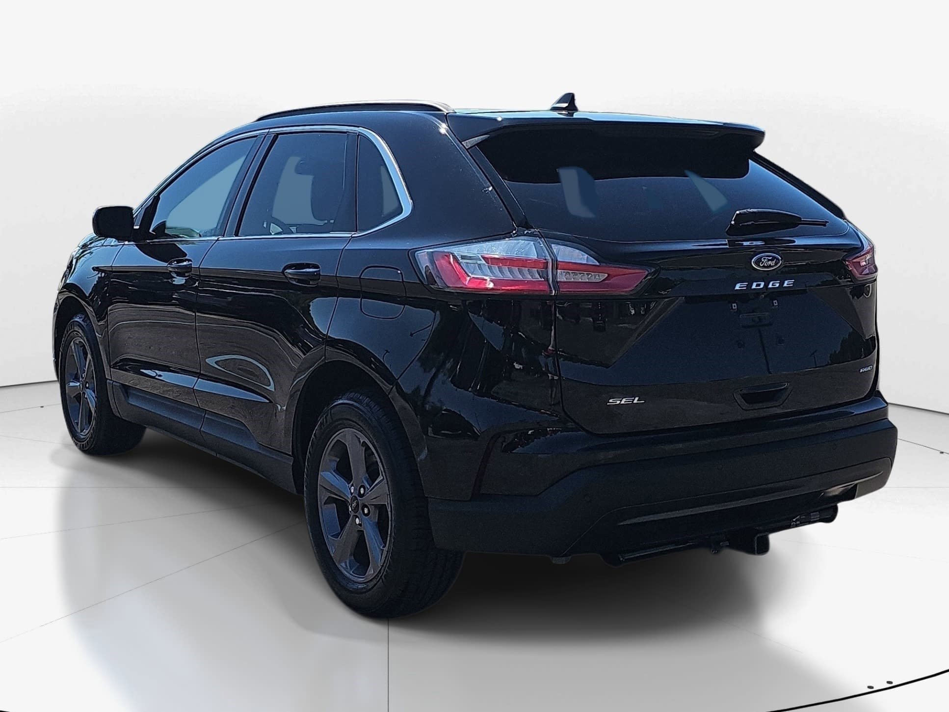 Used 2022 Black Metallic Ford SEL image 5