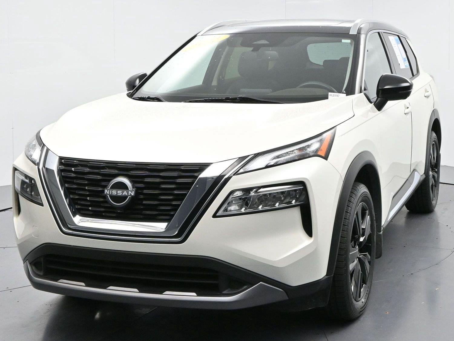 Used 2023 Pearl White Tricoat/Super Black Nissan SL image 3