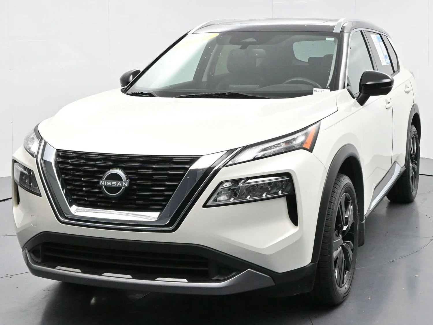 Used 2023 Pearl White Tricoat/Super Black Nissan SL image 3