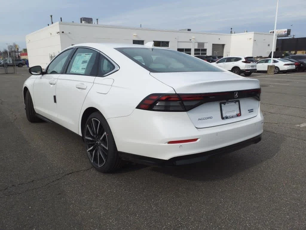 New 2026 Platinum White Pearl Honda Touring image 4