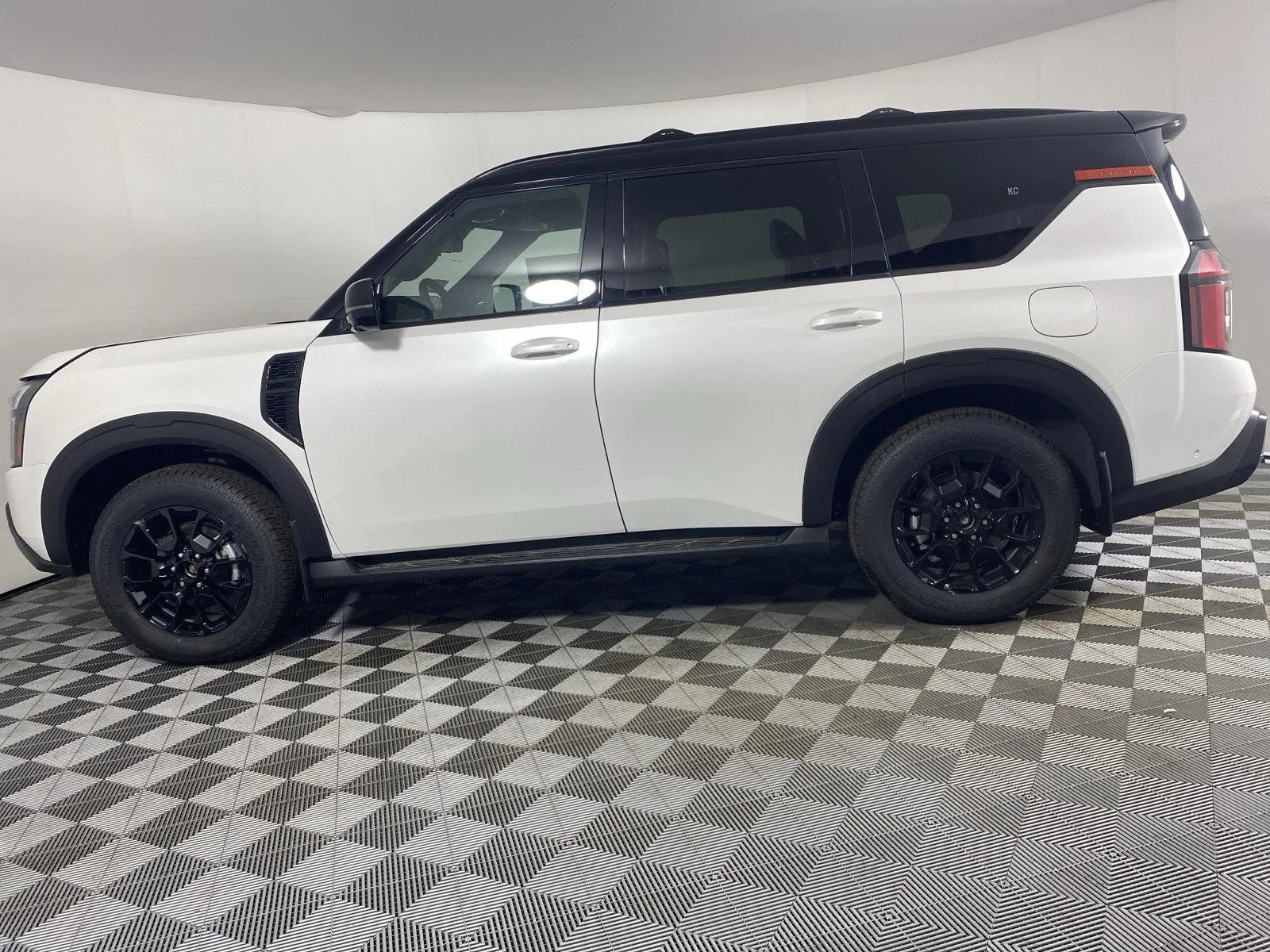 New 2026 Aspen White TriCoat / Super Black Two-tone Nissan PRO-4X® image 7