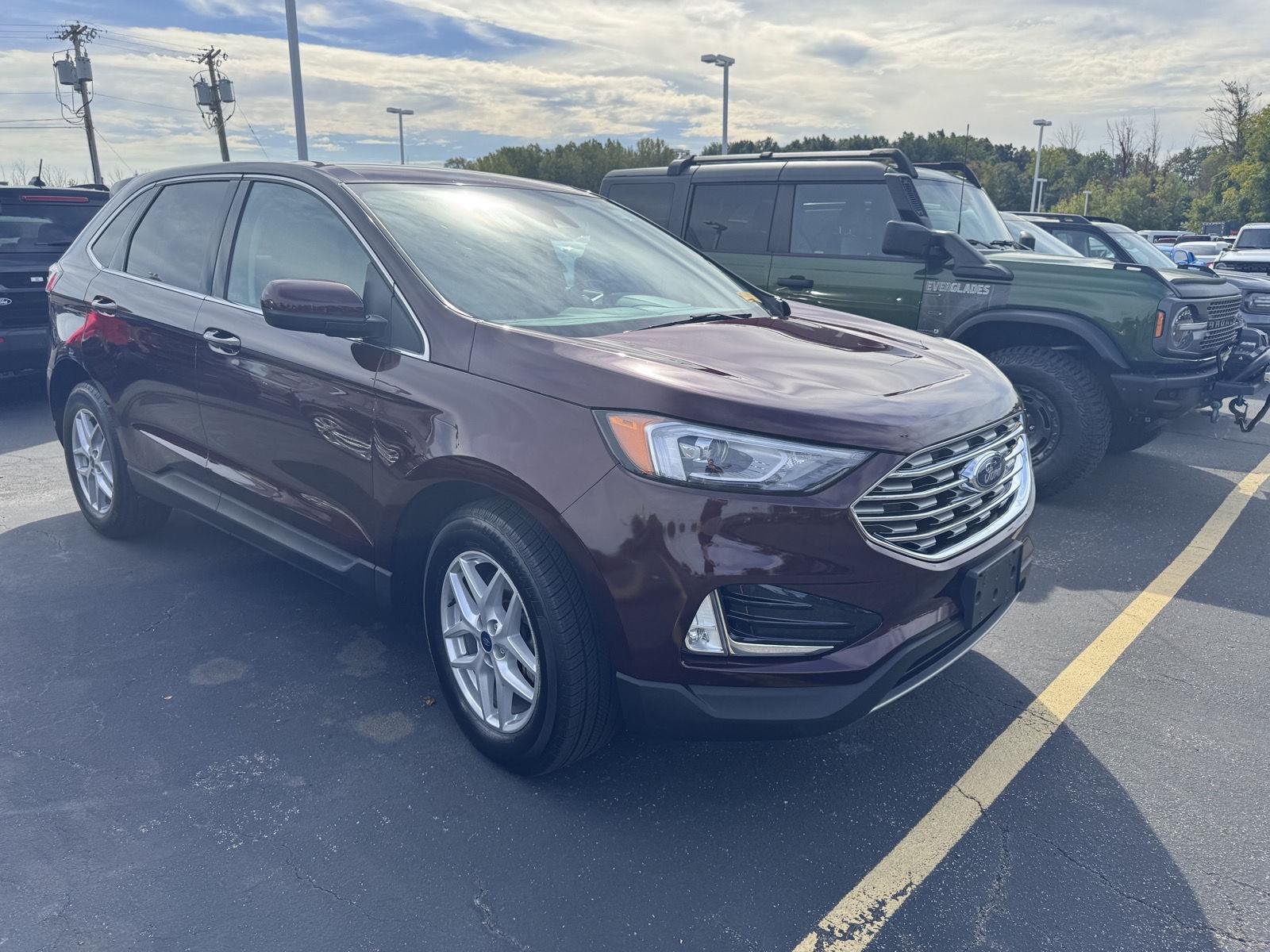 Used 2022 Burgundy Velvet Metallic Tinted Clearcoat Ford SEL image 3