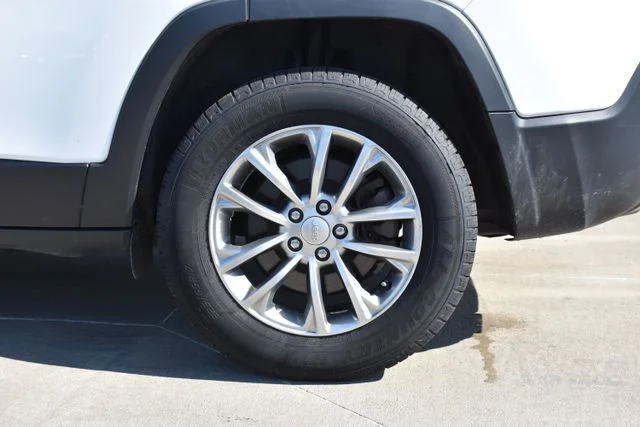 Used 2021 White Jeep Latitude Lux image 8