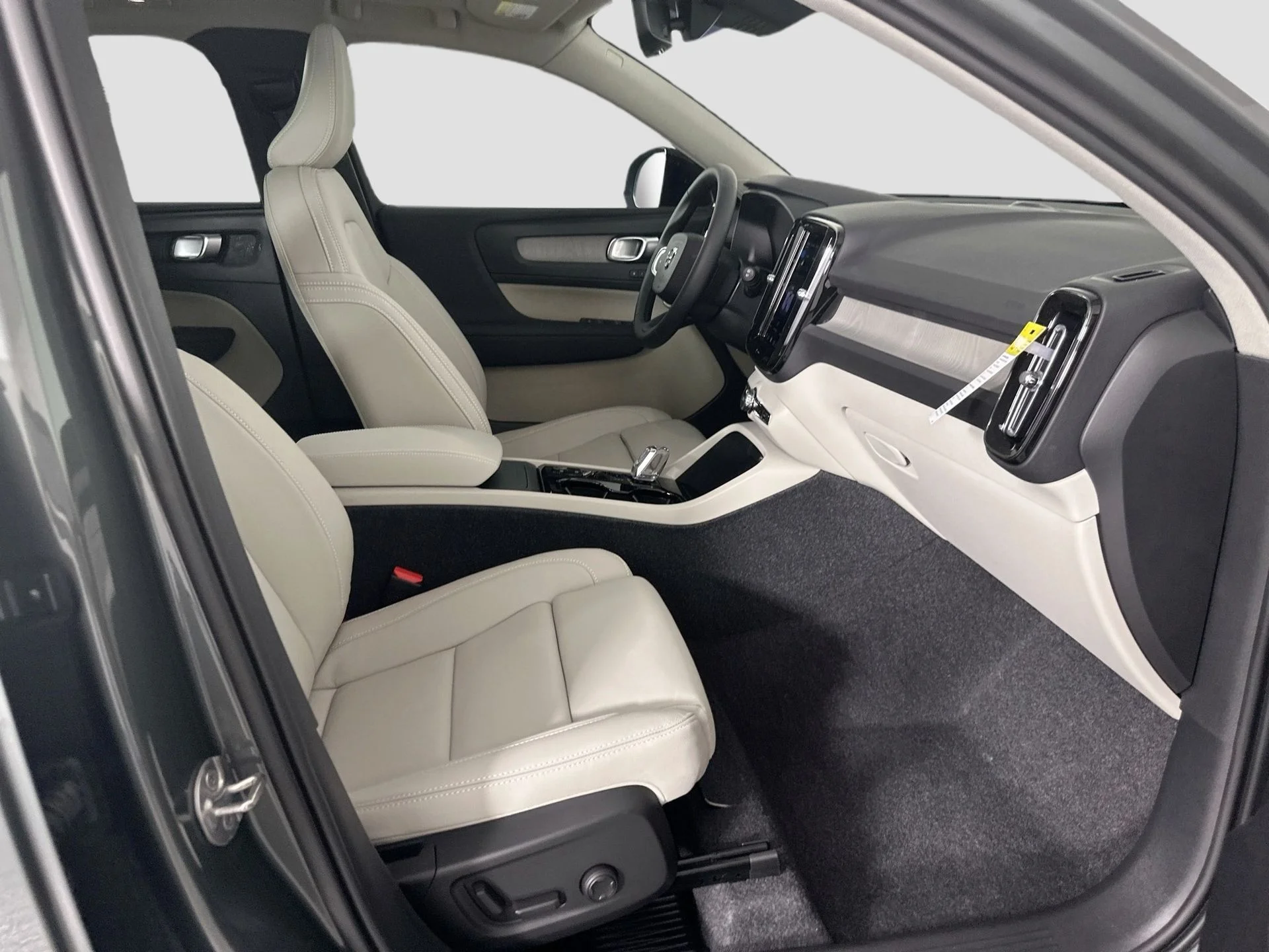 2026 Volvo XC40 Plus - Photo 25