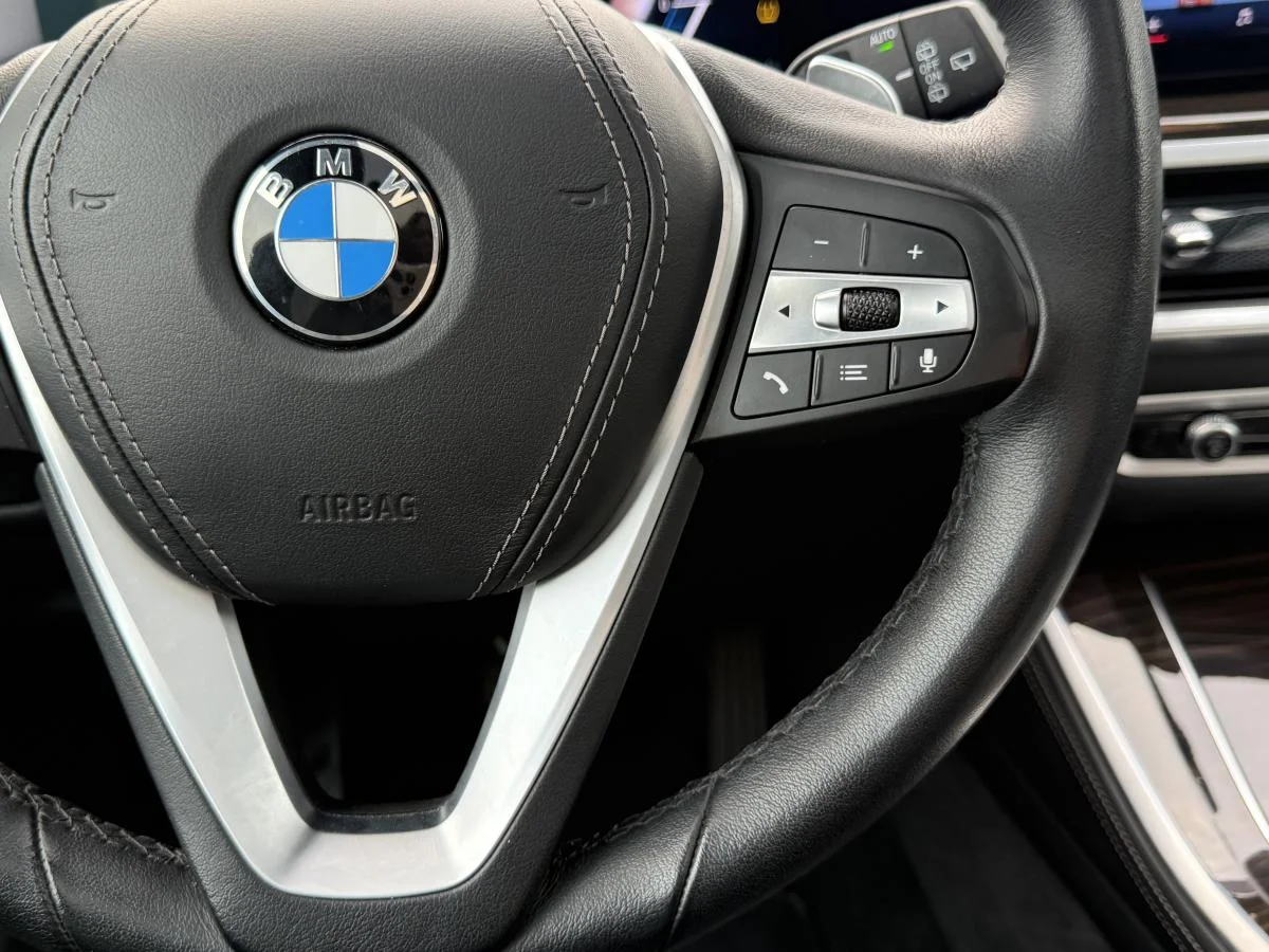 Used 2024 White BMW xDrive40i Sports Activity Vehicle image 36