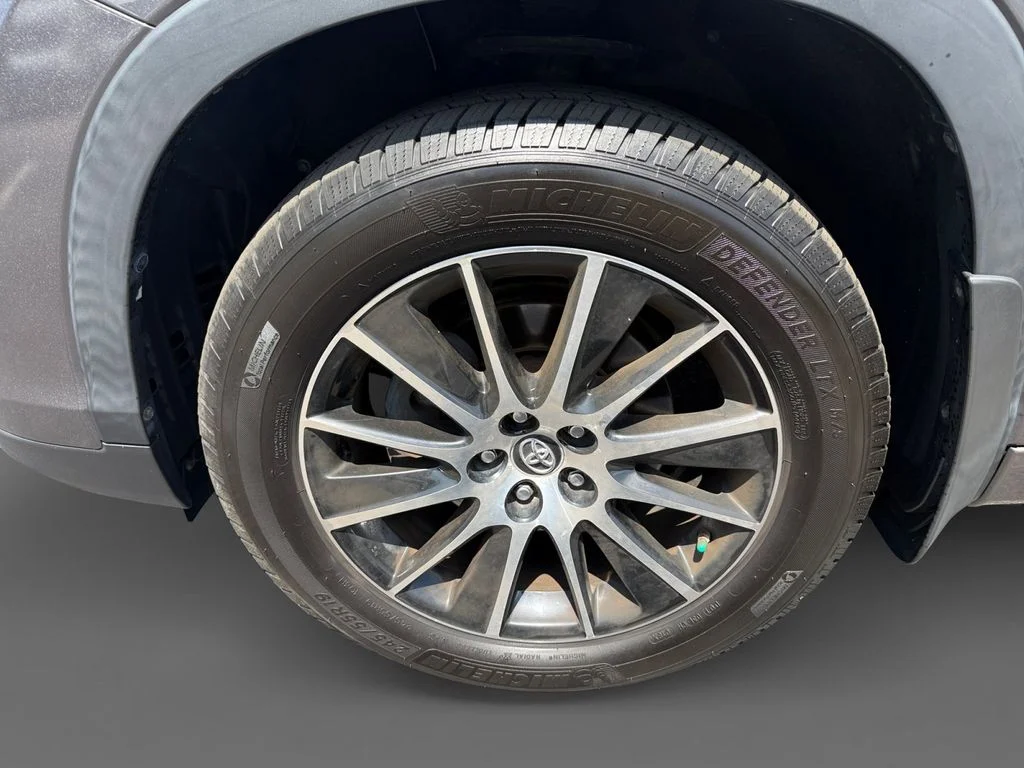 Used 2018 Gray Toyota SE image 15