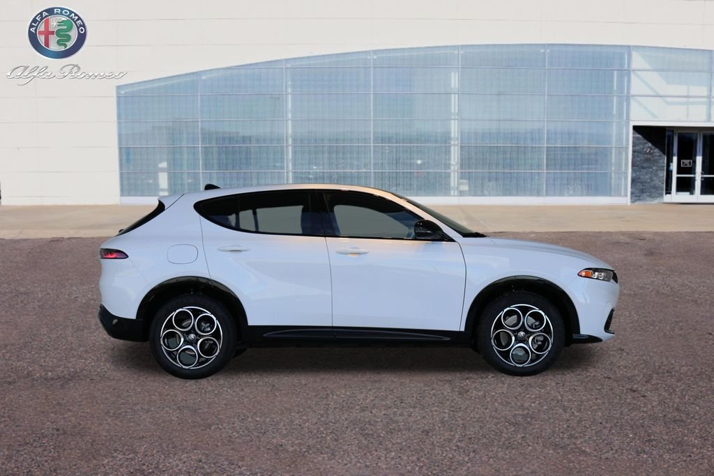 New 2025 Milano White Exterior Paint Alfa Romeo Base image 49