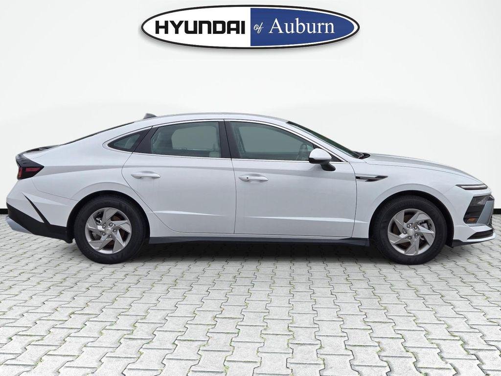 New 2026 White Hyundai SE image 5