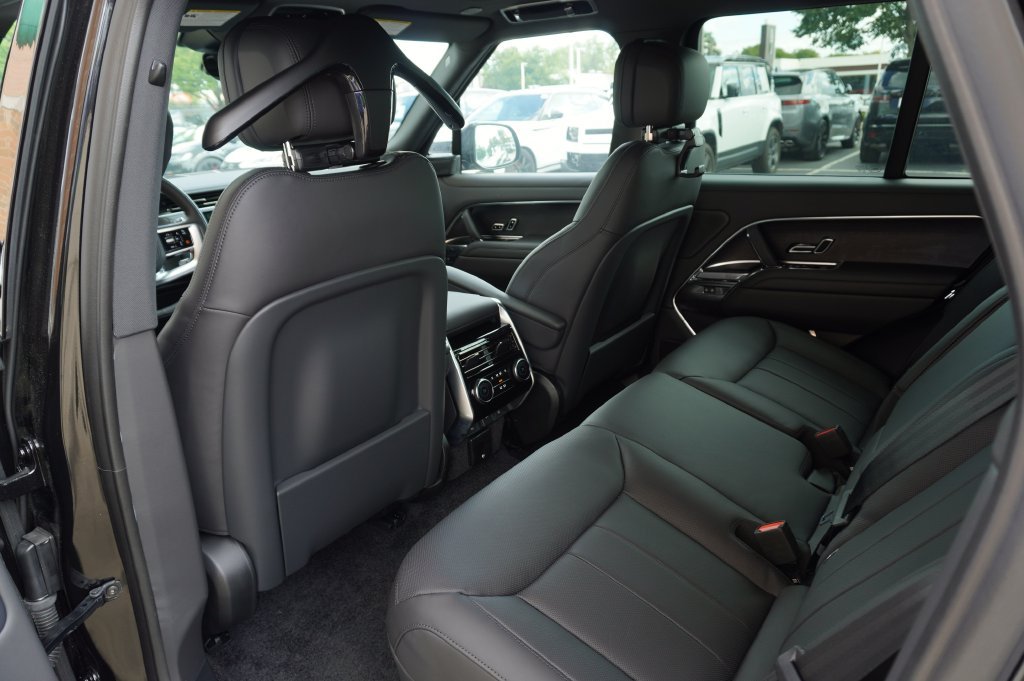 New 2026 Santorini Black Land Rover SE image 27
