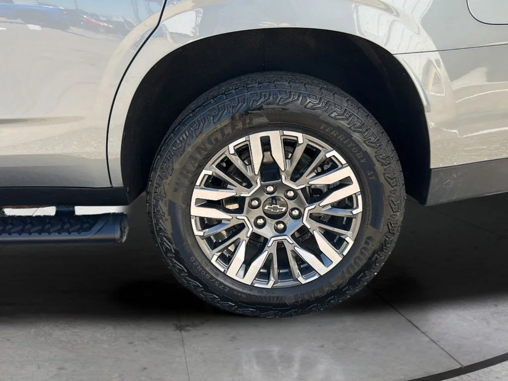 Used 2025 Gray Chevrolet Z71 image 30