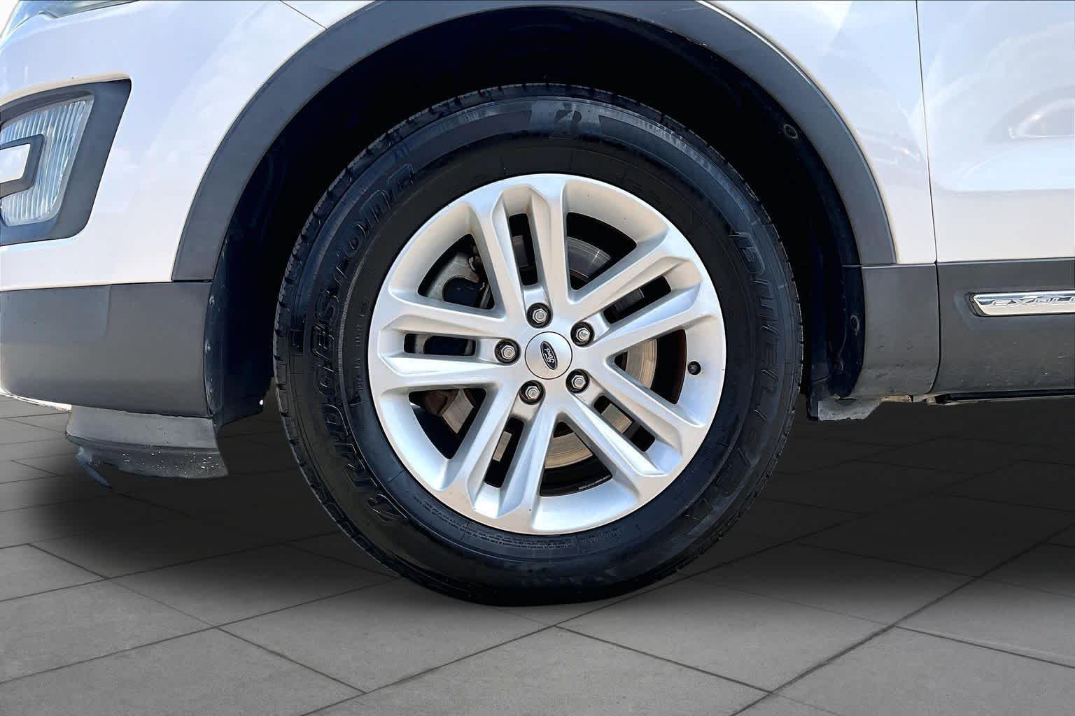 Used 2017 White Platinum Metallic Tri-Coat Ford XLT image 11