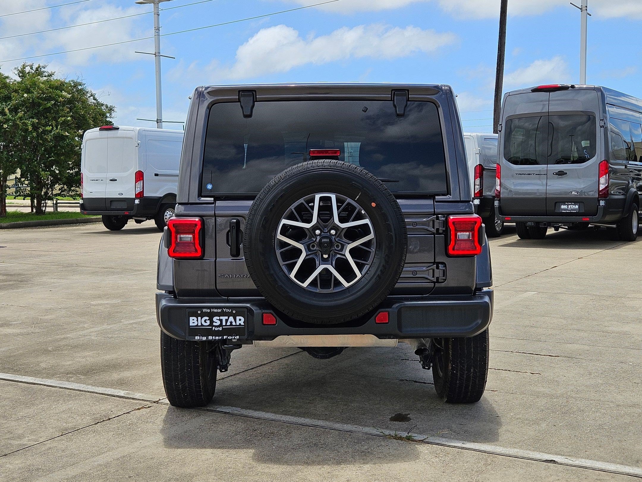 Used 2025 Granite Crystal Clearcoat Metallic Jeep Sahara image 4