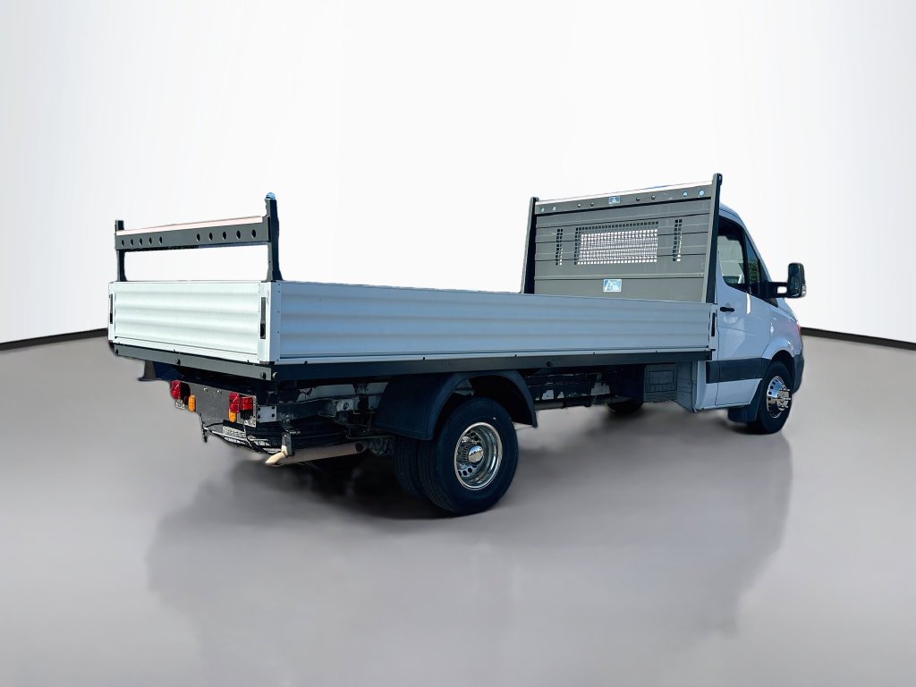 Used 2015 White Freightliner 14 Foot Flat Bed image 9