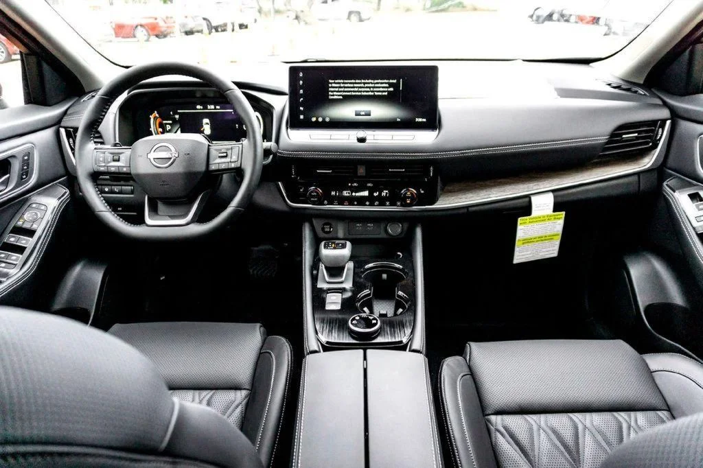 New 2026 Champagne Silver Metallic / Super Black Two-tone Nissan Platinum image 20