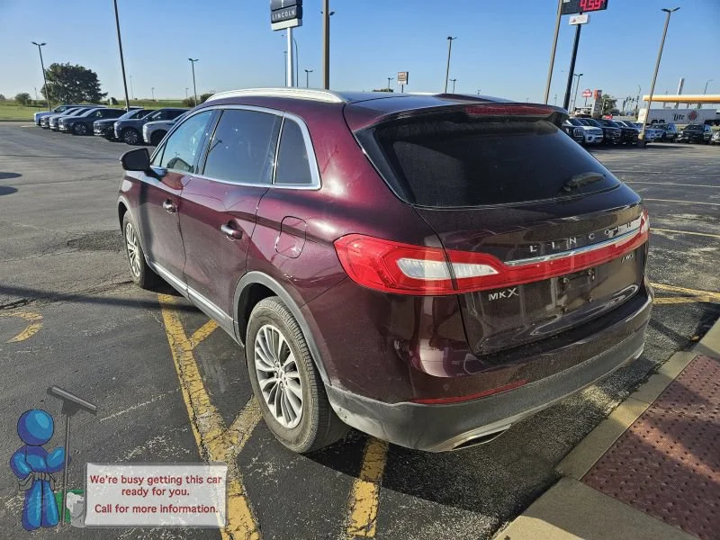 Used 2018 Burgundy Velvet Metallic Tinted Clearcoat Lincoln Select image 3