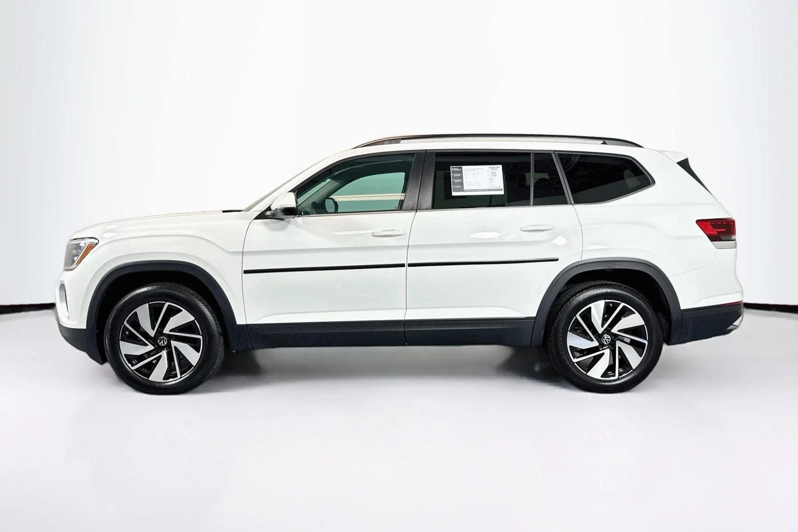 Used 2025 Pure White Volkswagen 2.0T SE w/Technology image 8