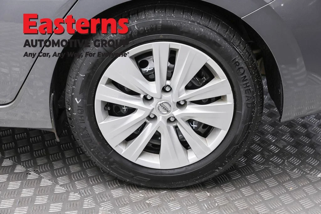 Used 2024 Gray Nissan S image 8